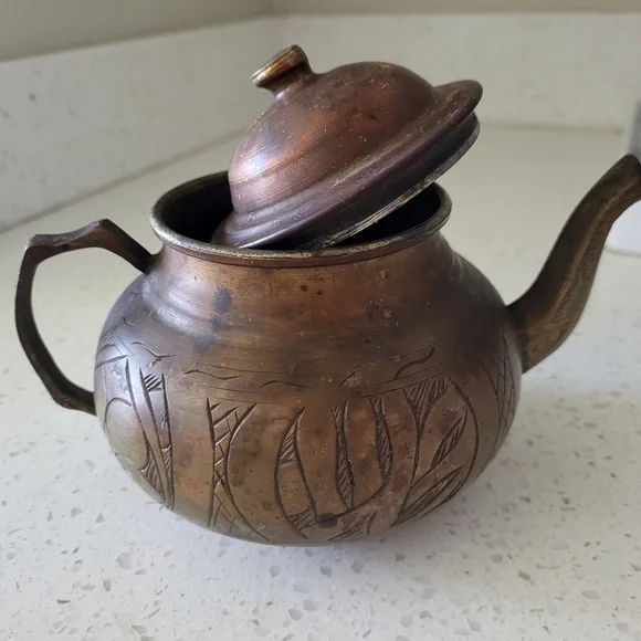 Vintage Hand-Engraved Copper Teapots – Set of 2 – Signed “SAR AHMET / GAZIANTEP” - Picture 6 of 9